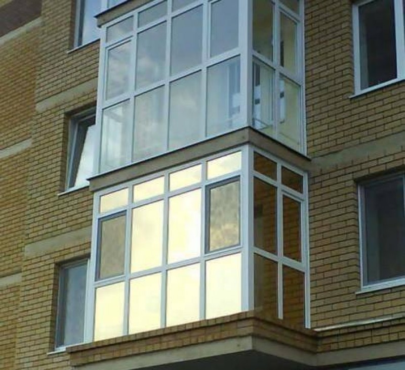 Тонирующая зеркальная пленка решает проблему приватности при панорамном остеклении балкона.jpg