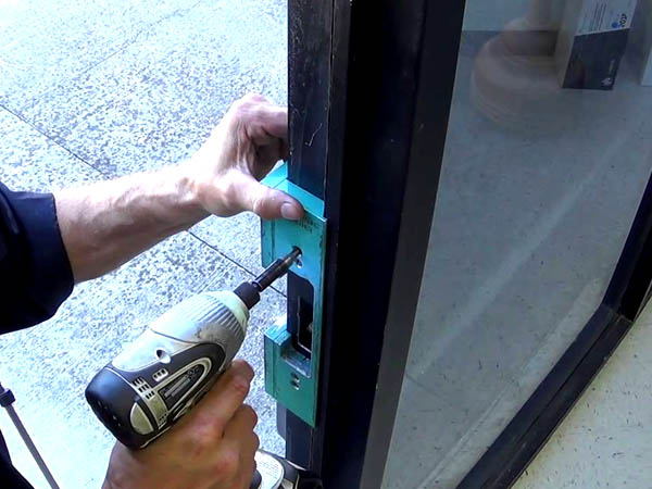 Для качественного ремонта распашных дверей необходима помощь опытных мастеров