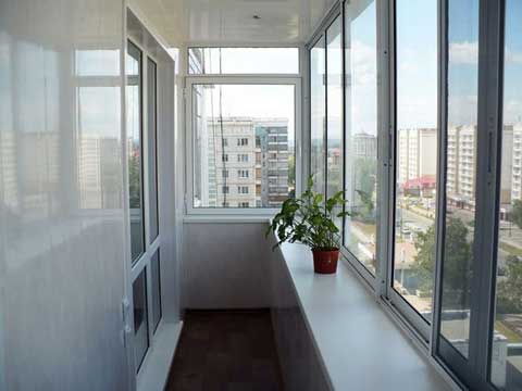 Балкон остеклённый с помощью алюминиевого профиля